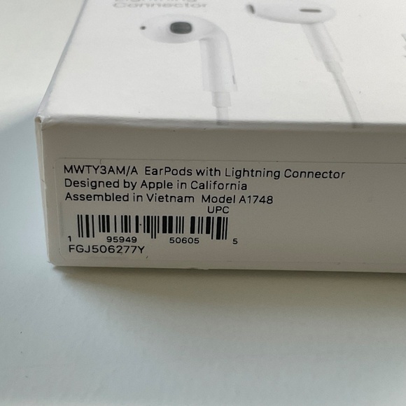 Apple Wired EarPods Lightning Connector Headphone Headset MWTY3AM/A White NWT - Picture 4 of 4